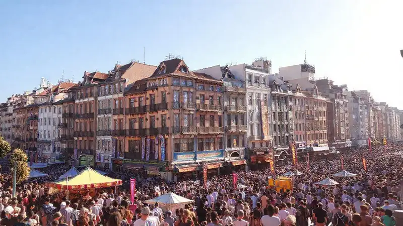 Una ciudad vibrante y acogedora se exhibe