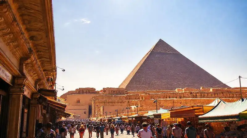 Pirámides y Cairo brillan en el sol
