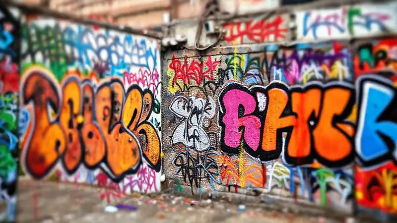 Graffiti urbano explora la ciudad con arte